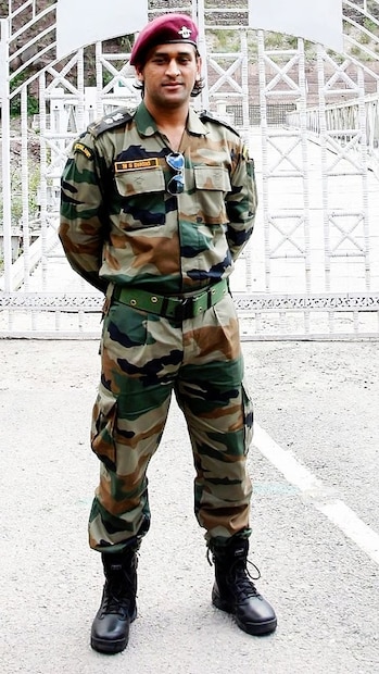 இதில், இந்திய கிரிக்கெட் அணிக்கு டி20, ஒருநாள் கிரிக்கெட் தொடர் மற்றும் சாம்பியன்ஸ் கோப்பை தொடர்களில் கோப்பையை வென்று கொடுத்த முன்னாள் கேப்டன் எம். எஸ். தோனி, ராணுவத்தில் பொறுப்பு வகித்து வருகிறார். 2011 ஆம் ஆண்டு அவர் ராணுவத்தில் லெப்டினன்ட் கர்னல் பொறுப்பு வழங்கப்பட்டிருக்கிறது. 2019 ஆம் ஆண்டு ஜம்மு காஷ்மீரில் ராணுவ வீரர்களுடன் சிறிது காலம் தோனி பணியாற்றினார். இதேபோல், சிறப்பு பாராசூட் பயிற்சியையும் மேற்கொண்ட தோனி பாராசூட் வீரராக உள்ளார். இதில், இந்திய கிரிக்கெட் அணிக்கு டி20, ஒருநாள் கிரிக்கெட் தொடர் மற்றும் சாம்பியன்ஸ் கோப்பை தொடர்களில் கோப்பையை வென்று கொடுத்த முன்னாள் கேப்டன் எம். எஸ். தோனி, ராணுவத்தில் பொறுப்பு வகித்து வருகிறார். 2011 ஆம் ஆண்டு அவர் ராணுவத்தில் லெப்டினன்ட் கர்னல் பொறுப்பு வழங்கப்பட்டிருக்கிறது. 2019 ஆம் ஆண்டு ஜம்மு காஷ்மீரில் ராணுவ வீரர்களுடன் சிறிது காலம் தோனி பணியாற்றினார். இதேபோல், சிறப்பு பாராசூட் பயிற்சியையும் மேற்கொண்ட தோனி பாராசூட் வீரராக உள்ளார்.