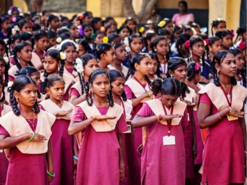 இந்நிலையில், கோடை விடுமுறை முடிந்து வரும் ஜூன் மாதம் 2ஆம் தேதி தமிழ்நாட்டில் பள்ளிகள் திறக்கப்படுகின்றன. பள்ளி திறக்கும் முதல் நாளே மாணவர்களுக்கு கட்டணமில்லா பயண அட்டை பெற முடியாது. இந்நிலையில், கோடை விடுமுறை முடிந்து வரும் ஜூன் மாதம் 2ஆம் தேதி தமிழ்நாட்டில் பள்ளிகள் திறக்கப்படுகின்றன. பள்ளி திறக்கும் முதல் நாளே மாணவர்களுக்கு கட்டணமில்லா பயண அட்டை பெற முடியாது.