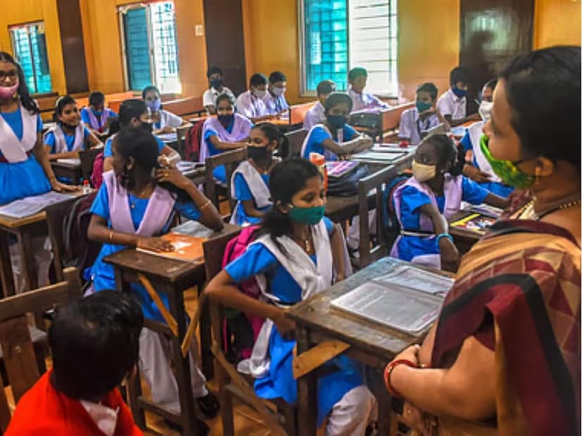 ஆனால் இதையடுத்து, ஜூன் 9 ஆம் தேதிதான் பள்ளிகள் திறக்கப்படும் எனத் தகவல் பரவியது. இந்த நிலையில், இந்தத் தகவல் குறித்து தமிழ்நாடு அரசின் தகவல் சரிபார்ப்பகம் அதிகாரப்பூர்வமாக அறிவித்துள்ளது. அதன்படி, தமிழ்நாட்டில் பள்ளிகள் ஜூன் 9ஆம் தேதி திறப்பதாகப் பரப்பப்படுவது வதந்தி என்று தெரிவித்துள்ளது. இதனால் ஜூன் 2ஆம் தேதி பள்ளிகள் திறப்பது உறுதியாகியுள்ளது. ஆனால் இதையடுத்து, ஜூன் 9 ஆம் தேதிதான் பள்ளிகள் திறக்கப்படும் எனத் தகவல் பரவியது. இந்த நிலையில், இந்தத் தகவல் குறித்து தமிழ்நாடு அரசின் தகவல் சரிபார்ப்பகம் அதிகாரப்பூர்வமாக அறிவித்துள்ளது. அதன்படி, தமிழ்நாட்டில் பள்ளிகள் ஜூன் 9ஆம் தேதி திறப்பதாகப் பரப்பப்படுவது வதந்தி என்று தெரிவித்துள்ளது. இதனால் ஜூன் 2ஆம் தேதி பள்ளிகள் திறப்பது உறுதியாகியுள்ளது.