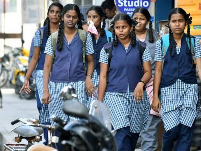 இந்நிலையில், மாணவர்கள் பயண அட்டை இல்லாமல், பேருந்துகளில் பயணம் செய்ய ஏதுவாக, அவர்கள் தங்கள் பள்ளி சீருடை, கடந்த வருடம் வழங்கிய பயண அட்டை மற்றும் பள்ளியில் வழங்கப்பட்ட புகைப்பட அடையாள அட்டையைக் காண்பித்துப் பயணிக்கலாம் என போக்குவரத்துத் துறை அமைச்சர் சிவசங்கர் தெரிவித்துள்ளார். இந்நிலையில், மாணவர்கள் பயண அட்டை இல்லாமல், பேருந்துகளில் பயணம் செய்ய ஏதுவாக, அவர்கள் தங்கள் பள்ளி சீருடை, கடந்த வருடம் வழங்கிய பயண அட்டை மற்றும் பள்ளியில் வழங்கப்பட்ட புகைப்பட அடையாள அட்டையைக் காண்பித்துப் பயணிக்கலாம் என போக்குவரத்துத் துறை அமைச்சர் சிவசங்கர் தெரிவித்துள்ளார்.