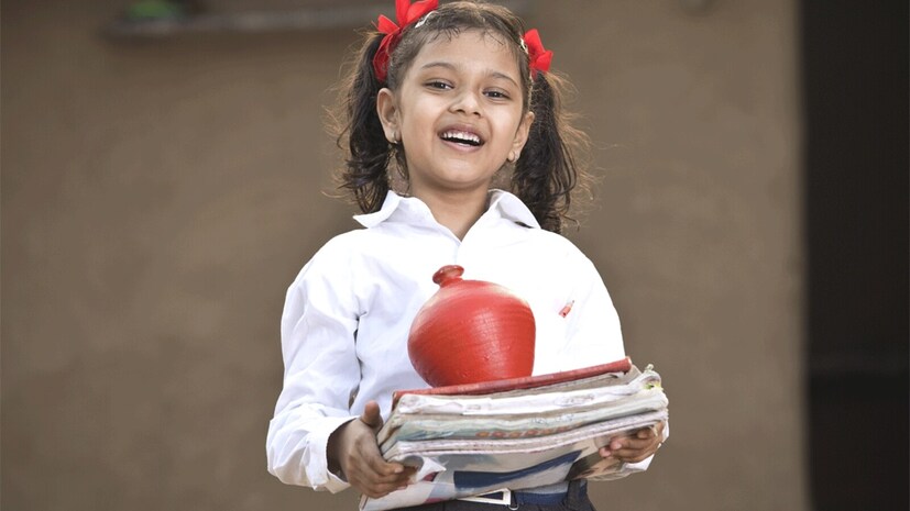  நாட்டில், பெண்களின் வளர்ச்சி, கல்வி, பாதுகாப்பு மற்றும் அதிகாரமளிப்பை ஆதரிப்பதற்காக மத்திய-மாநில அரசுகள் பல்வேறு திட்டங்களை வகுத்துள்ளன. இந்தத் திட்டங்கள் பெண்களின் கல்வி, சுகாதாரம், நிதி உதவி, திறன் பயிற்சி மற்றும் வேலை வாய்ப்புகளை அணுகுவதன் மூலம் சிறந்த வாழ்க்கையை வாழ உதவும் வகையில் வடிவமைக்கப்பட்டுள்ளன. சில திட்டங்கள் பெண் குழந்தைகளைக் காப்பாற்றுதல் மற்றும் கல்வி கற்பதில் கவனம் செலுத்துகின்றன. மேலும், பெண்கள் சொந்தத் தொழில் தொடங்குதல் உள்ளிட்டவற்றுக்கு உதவுகின்றன.