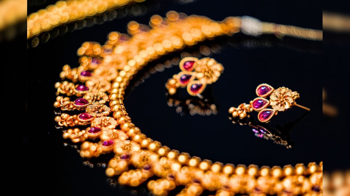 Gold | நாளுக்கு நாள் புதிய உச்சத்தை தொடும் தங்கம்.. விலை உயர்வுக்கு இதுதான் காரணமா? | வணிகம் - News18 தமிழ்