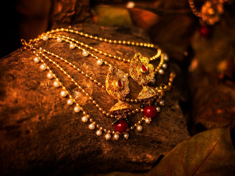 அந்த வகையில், இன்று (18.06.2025) 22 காரட் ஆபரணத் தங்கம் கிராமுக்கு ரூ.50 உயர்ந்து, ஒரு கிராம் ரூ.9,250-க்கும், சவரனுக்கு ரூ.400 உயர்ந்து, ஒரு சவரன் ரூ.74,000-க்கும் விற்பனை செய்யப்படுகிறது. அந்த வகையில், இன்று (18.06.2025) 22 காரட் ஆபரணத் தங்கம் கிராமுக்கு ரூ.50 உயர்ந்து, ஒரு கிராம் ரூ.9,250-க்கும், சவரனுக்கு ரூ.400 உயர்ந்து, ஒரு சவரன் ரூ.74,000-க்கும் விற்பனை செய்யப்படுகிறது.