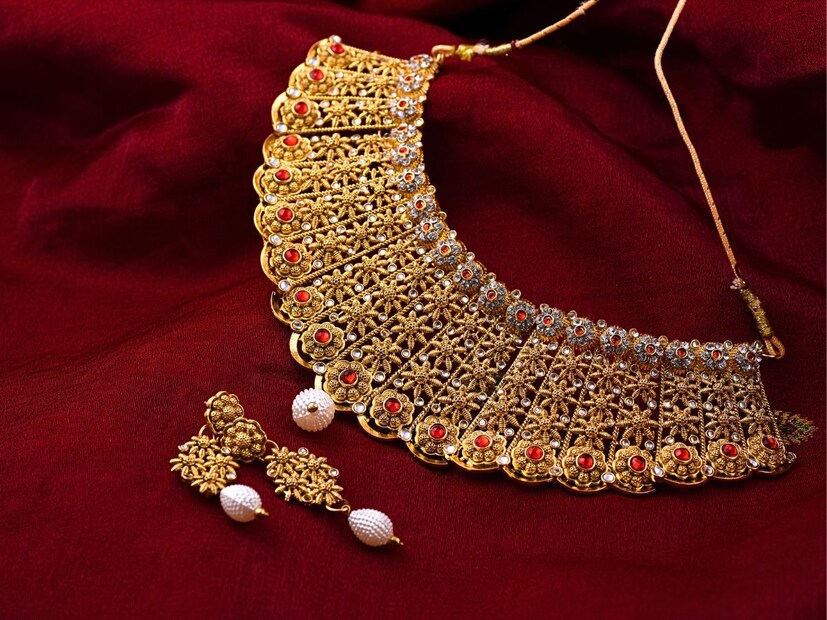  அதன்படி, நேற்று (13.06.2025) 22 காரட் ஆபரணத் தங்கம் கிராமுக்கு ரூ.195 உயர்ந்து, ஒரு கிராம் ரூ.9,295-க்கும், சவரனுக்கு ரூ.1,560 உயர்ந்து, ஒரு சவரன் ரூ.74,360-க்கும் விற்பனை செய்யப்பட்டது.