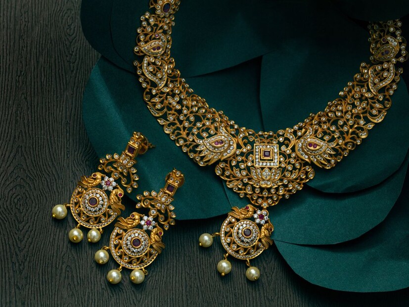  அந்த வகையில், நேற்று ஆகஸ்ட் 26ஆம் தேதி, 22 காரட் தங்கம் விலை கிராமுக்கு ரூ.50 உயர்ந்து ஒரு கிராம் தங்கம் ரூ.9,355க்கும், சவரனுக்கு ரூ.400 உயர்ந்து ஒரு சவரன் தங்கம் ரூ.74,8440க்கும் விற்பனை செய்யப்பட்டது.