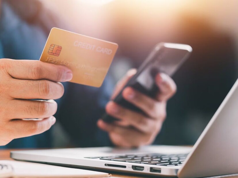 மோசடி செய்பவர்கள் வாடிக்கையாளர்களிடம் கிரெடிட் கார்டு வரம்புகளை அதிகரிக்க விரும்புகிறீர்களா எனக் கேட்பார்கள், அதற்கு வாடிக்கையாளர்கள் ஒப்புக்கொண்டால், கார்டு நம்பர், CVV, காலாவதி தேதி மற்றும் மொபைல் போனில் பெறப்பட்ட OTP போன்ற ரகசிய விவரங்களைக் கேட்டு, பின்னர் பணத்தைப் பறிப்பார்கள். இதுபோன்ற சூழ்நிலையில், கிரெடிட் கார்டு மோசடியில் சிக்காமல் இருக்க எடுக்க வேண்டிய 5 முன்னெச்சரிக்கைகள் பற்றி தெரிந்துகொள்வோம்.