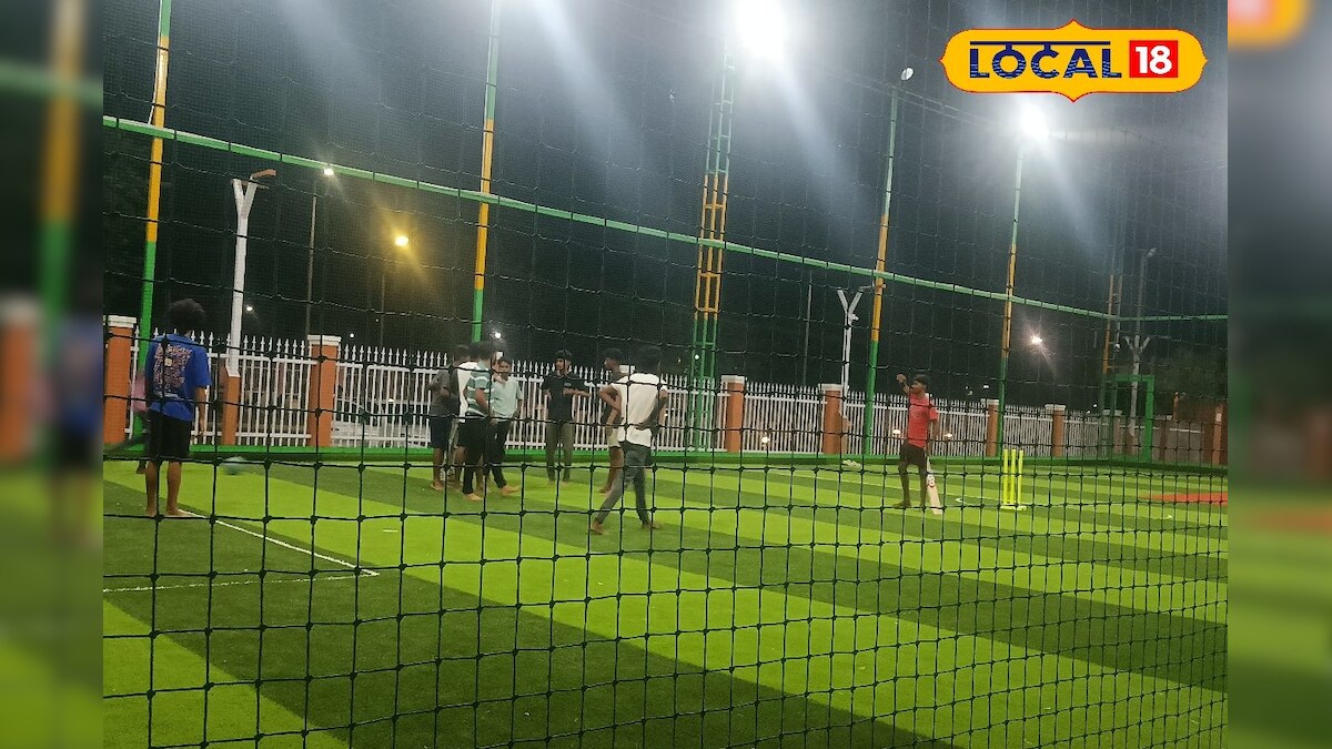 கால்பந்து, கிரிக்கெட் என அனல் பறக்கும் ஆட்டம்... இளைஞர்களை ஈர்க்கும் இலவச டர்ஃப்... - News18 தமிழ்