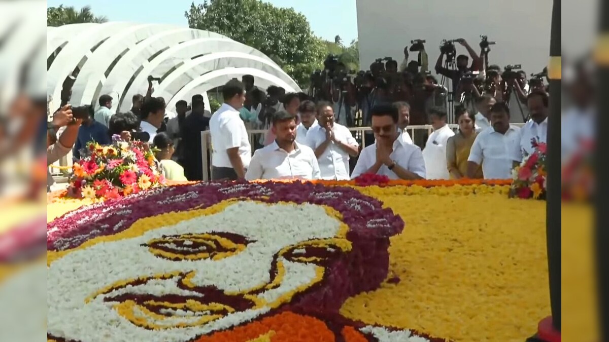 கலைஞர் கருணாநிதியின் நினைவிடத்தில் முதலமைச்சர் மு.க.ஸ்டாலின் மரியாதை - News18 தமிழ்