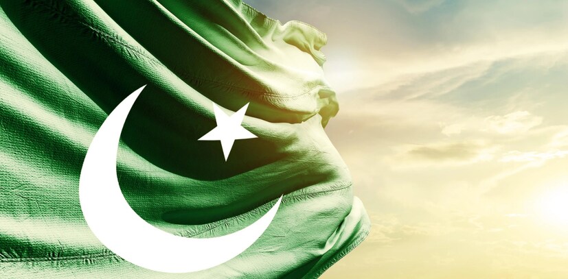 தற்போது, உலகம் முழுவதும் போர் மேகங்கள் சூழ்ந்துள்ளன. ஈரான், இஸ்ரேல் மற்றும் அமெரிக்கா இடையேயான மோதல்களால் உலகப் பொருளாதாரத்தின் நிலை வேகமாக மாறி வருகிறது. இந்த மாறிவரும் பொருளாதாரச் சூழலில், நமது அண்டை நாடான பாகிஸ்தானுடன் ஒப்பிடும்போது இந்திய ரூபாயின் மதிப்பு எப்படி இருக்கிறது என்பதைப் பற்றி அறிய அனைவரும் ஆவலாக உள்ளனர். அதன்படி, இந்தியாவில் இருந்து 500 ரூபாயை எடுத்துக்கொண்டு பாகிஸ்தானுக்கு சென்றால், அங்கே உங்களுக்கு எவ்வளவு பணம் கிடைக்கும் என்று தெரியுமா? இந்த கணக்கீட்டை அறிந்தால், நீங்கள் நிச்சயம் ஆச்சரியப்படுவீர்கள். தற்போது, உலகம் முழுவதும் போர் மேகங்கள் சூழ்ந்துள்ளன. ஈரான், இஸ்ரேல் மற்றும் அமெரிக்கா இடையேயான மோதல்களால் உலகப் பொருளாதாரத்தின் நிலை வேகமாக மாறி வருகிறது. இந்த மாறிவரும் பொருளாதாரச் சூழலில், நமது அண்டை நாடான பாகிஸ்தானுடன் ஒப்பிடும்போது இந்திய ரூபாயின் மதிப்பு எப்படி இருக்கிறது என்பதைப் பற்றி அறிய அனைவரும் ஆவலாக உள்ளனர். அதன்படி, இந்தியாவில் இருந்து 500 ரூபாயை எடுத்துக்கொண்டு பாகிஸ்தானுக்கு சென்றால், அங்கே உங்களுக்கு எவ்வளவு பணம் கிடைக்கும் என்று தெரியுமா? இந்த கணக்கீட்டை அறிந்தால், நீங்கள் நிச்சயம் ஆச்சரியப்படுவீர்கள்.