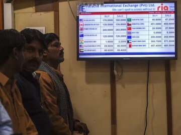 இந்தியா வறுமையை வெகுவாக குறைத்தது. பாகிஸ்தான் மக்கள் தொகையில் 45% பேர் ஏழைகள் என உலக வங்கி அறிக்கை.