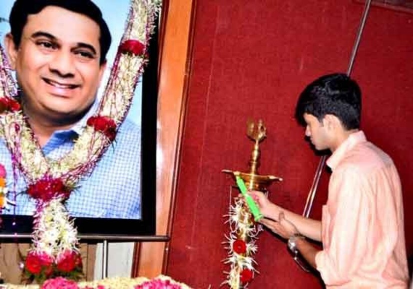 இதன்பின் சட்டமேலவை எம்எல்ஏ, மாநில அமைச்சர், ராஜ்ய சபா எம்பி என பல்வேறு பொறுப்பக்களை வகித்தார். ஒருகட்டத்தில் அமைச்சராக 14 வெவ்வேறு இலாகாக்களை கவனிக்கும் அளவுக்கு மகாராஷ்ட்ரா அரசியலில் முக்கிய புள்ளயாக திகழ்ந்தார். ஆனால், 1998 மற்றும் 2004ம் ஆண்டு நடந்த மக்களவை தேர்தல்களில் தோல்வியை தழுவிய ஸ்ரீகாந்த் அதே ஆண்டு உயிரிழந்தார். துரதிர்ஷ்டவசமாக ஜூன் 2, 2004 அன்று, தனது 49 வயதில், நாக்பூரிலிருந்து சுமார் 50 கிலோமீட்டர் தொலைவில் உள்ள கோந்தாலி அருகே தனது கார் விபத்தில் சிக்கி ஸ்ரீகாந்த் ஜிச்கர் பரிதாபமாக உயிரிழந்தார். இதன்பின் சட்டமேலவை எம்எல்ஏ, மாநில அமைச்சர், ராஜ்ய சபா எம்பி என பல்வேறு பொறுப்பக்களை வகித்தார். ஒருகட்டத்தில் அமைச்சராக 14 வெவ்வேறு இலாகாக்களை கவனிக்கும் அளவுக்கு மகாராஷ்ட்ரா அரசியலில் முக்கிய புள்ளயாக திகழ்ந்தார். ஆனால், 1998 மற்றும் 2004ம் ஆண்டு நடந்த மக்களவை தேர்தல்களில் தோல்வியை தழுவிய ஸ்ரீகாந்த் அதே ஆண்டு உயிரிழந்தார். துரதிர்ஷ்டவசமாக ஜூன் 2, 2004 அன்று, தனது 49 வயதில், நாக்பூரிலிருந்து சுமார் 50 கிலோமீட்டர் தொலைவில் உள்ள கோந்தாலி அருகே தனது கார் விபத்தில் சிக்கி ஸ்ரீகாந்த் ஜிச்கர் பரிதாபமாக உயிரிழந்தார்.