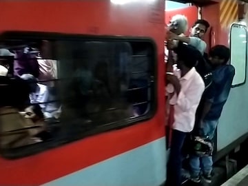 படியில் தொங்கியவாறு
