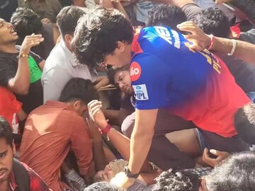 சின்னசாமி மைதானத்தின் முன்பு குவிந்த ரசிகர்கள் 