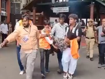 காயம் அடைந்தவர் மருத்துவமனைக்கு கொண்டு செல்லப்படும் காட்சி