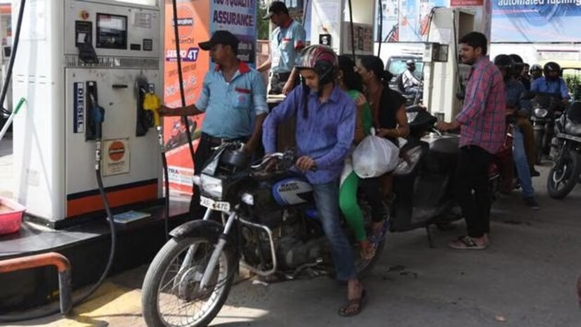 இந்தக் கடும் விலை ஏற்றத்தின் காரணமாக, எண்ணெயை அதிகளவு இறக்குமதி செய்யும் இந்தியா போன்ற நாடுகளில் பெட்ரோல், டீசல் விலையும் கடுமையாக உயரக்கூடும். பெட்ரோல், டீசல் விலை அதிகரிக்கும்போது, அத்தியாவசியப் பொருட்களின் விலையும் அதிகரிக்கும். இந்தக் கடும் விலை ஏற்றத்தின் காரணமாக, எண்ணெயை அதிகளவு இறக்குமதி செய்யும் இந்தியா போன்ற நாடுகளில் பெட்ரோல், டீசல் விலையும் கடுமையாக உயரக்கூடும். பெட்ரோல், டீசல் விலை அதிகரிக்கும்போது, அத்தியாவசியப் பொருட்களின் விலையும் அதிகரிக்கும்.