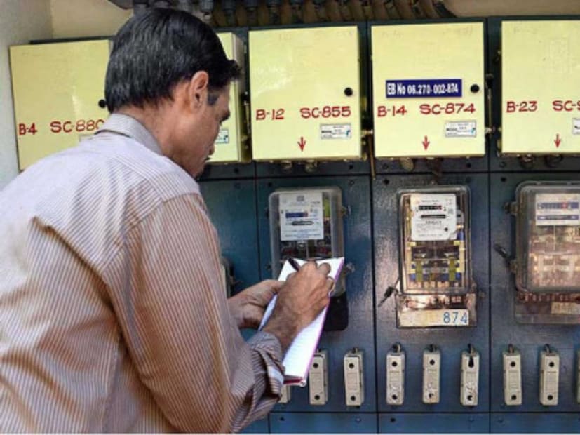 மின்சார கட்டணங்கள் எவ்வாறு அதிகரிக்கும்? டைம்ஸ் ஆஃப் இந்தியா வெளியிட்டுள்ள செய்திப்படி, புதிய கொள்கை குறியீட்டுடன் இணைக்கப்பட்ட கட்டண முறையை அறிமுகப்படுத்த முன்மொழிகிறது. இதன் பொருள் மின்சாரக் கட்டணங்கள் பணவீக்கம், எரிபொருள் செலவுகள் மற்றும் உற்பத்தி செலவுகளுடன் நேரடியாக இணைக்கப்படும். நிலக்கரி விலைகள் உயரும்போதும், ​​மின் உற்பத்தி மற்றும் பரிமாற்ற செலவுகள் அதிகரிக்கும் போதும், ​​மின்சாரக் கட்டணங்களும் தானாகவே அதிகரிக்கும். இது ஒவ்வொரு ஆண்டும் அல்லது நிலையான இடைவெளியில் மின்சார கட்டணங்களில் அதிகரிப்புக்கு வழிவகுக்கும் என்று கூறப்படுகிறது.