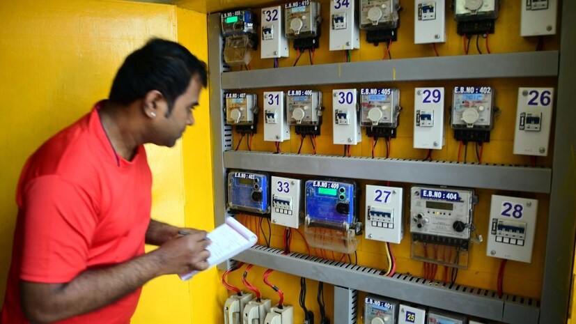 காரணம் என்ன? இந்தியாவில் மின்சார விநியோகத்தின் சராசரி செலவு ஒரு யூனிட்டுக்கு ரூ.6.8 ஆகும். இதில் உற்பத்தி, விநியோகம், பரிமாற்றம் மற்றும் நிர்வாக செலவுகளும் அடங்கும். ஆனால் பல மாநிலங்களில், விவசாயம் மற்றும் உள்நாட்டு நுகர்வுக்கு குறைந்த கட்டணத்தில் மின்சாரம் வழங்கப்படுகிறது. இதன் காரணமாக, மின்சார விநியோக நிறுவனங்களால் ஏற்பட்ட செலவுகளை மீட்டெடுக்க முடியவில்லை. இதன் விளைவாக, DISCOM-கள் இழப்புகளை எதிர்கொள்கின்றன. மேலும், அவற்றின் கடனும் ஆண்டுதோறும் அதிகரித்து வருகிறது.