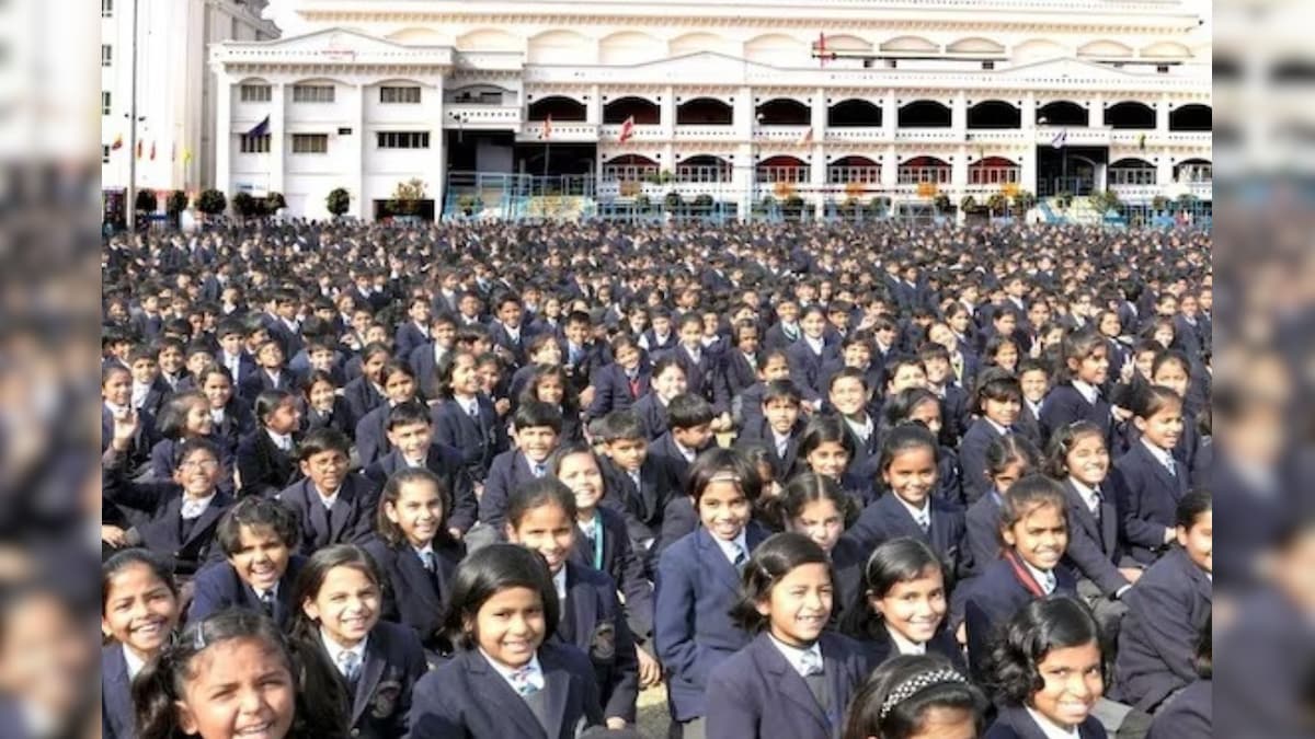 உலகிலேயே மிகப்பெரிய பள்ளி எது தெரியுமா..? இதன் கல்வி கட்டணம் தெரிந்தால் ஷாக் ஆகிடுவீங்க!