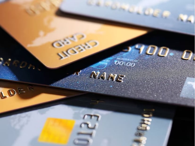  அந்த வகையில், வருடாந்திர கட்டணம் வசூலிக்காத சில கிரெடிட் கார்டுகள் உள்ளன. IDFC First Bank, ICICI Bank மற்றும் Axis Bank வழங்கும் அட்டைகளும் அடங்கும். இந்த அட்டைகள் வழங்கும் சலுகைகள் மிகவும் அடிப்படையானவை என்றாலும், அவை வருடாந்திர கட்டணம் வசூலிக்காதது, அவற்றின் குறைந்தபட்ச சேவைகளை ஈடுசெய்கிறது. பூஜ்ஜிய வருடாந்திர கட்டணம் கொண்ட கிரெடிட் கார்டுகள் பற்றி இப்போது பார்க்கலாம்.