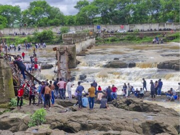 புனே இரும்பு பாலம் இடிந்து விபத்து