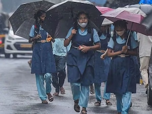 மேலும் தஞ்சை, புதுக்கோட்டை, திருவாரூர், நாகை மாவட்டங்களில் மிக கனமழைக்கு வாய்ப்பு இருப்பதாக தெரிவித்துள்ளது. வேலூர், திருப்பத்தூர், கிருஷ்ணகிரி, தருமபுரி, நாமக்கல், கரூர் மாவட்டங்களில் கனமழை பெய்யும் என சென்னை வானிலை ஆய்வு மையம் தெரிவித்துள்ளது.