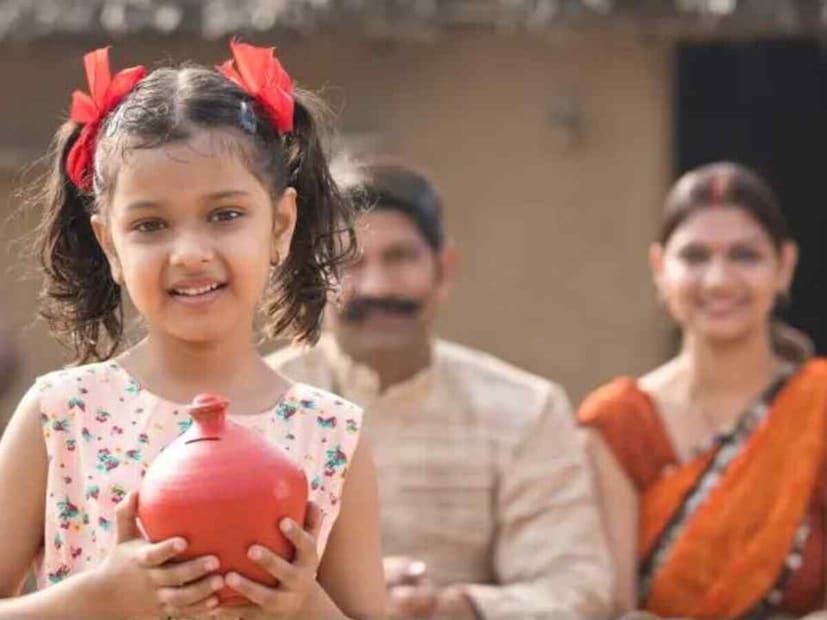துரதிர்ஷ்டவசமாக பெற்றோர்கள் இறந்தால், PNB MetLife தொடர்ந்து செல்வமகள் சேமிப்பு திட்டம் கணக்கில் பங்களிப்புகளைச் செய்யும். இதற்கு 18 முதல் 50 வயதுக்குட்பட்ட பெற்றோர் விண்ணப்பிக்கத் தகுதியுடையவர்கள். பெற்றோர் 64 வயதை அடையும் வரை காப்பீடு தொடரலாம். இதில் ஆண்டுதோறும் பணம் செலுத்தப்படும். இந்தத் திட்டம் இந்தியா முழுவதும் இந்தியா போஸ்ட் பேமென்ட்ஸ் வங்கி, தபால் நிலையங்கள், கிராமிய டாக் சேவகர்கள் (GDS), தனிநபர் வணிக நிருபர்கள் (IBCs) மூலம் கிடைக்கும்.