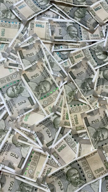 குலசேகரப்பட்டினத்தில் அமையவுள்ள இஸ்ரோவின் இரண்டாவது விண்வெளி ஏவுதளப் பணிகளுக்காக இந்த பட்ஜெட்டில் கணிசமான நிதி ஒதுக்கப்படலாம். இது தென் தமிழ்நாட்டின் பொருளாதாரத்தை மாற்றும் காரணியாக அமையும். சட்டப்பேரவை தேர்தல்கள் நடைபெற உள்ள தமிழ்நாடு, மேற்கு வங்கம், கேரளா, அசாம், புதுச்சேரி மாநிலங்களுக்கு சிறப்பு திட்டங்கள் அறிவிக்கப்படும் என்றும் கூறப்படுகிறது.