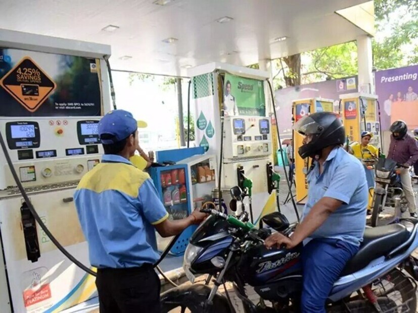  நாடு முழுவதும் 70,000-க்கும் அதிகமான பெட்ரோல் பங்க் செயல்பட்டு வருகிறது. தரமான எரிபொருளை விற்பனை  செய்வது மட்டுமல்லாது, கூடுதலான மேம்மபட்ட சேவைகளையும் வாடிக்கையாளர்களுக்கு வழங்கி வருகிறது. இந்த கூடுதல் சேவைகளை பற்றி பொது மக்கள் பெரிதும் அறிந்து வைத்திருப்பதில்லை. உதாரணமாக, கழிவறையை உபயோகிப்பது. நீங்கள் பெட்ரோல் பங்க்கில் வாகனத்திற்கு எரிபொருள் நிரப்பினாலும் சரி, நிரப்பாவிட்டாலும் சரி, உங்களால் கழிவறையை இலவசமாக பயன்படுத்தி கொள்ள முடியும்