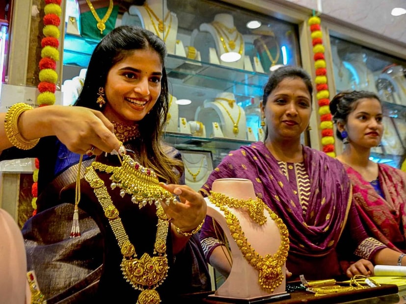  அதேபோல், 18 காரட் தங்கம் விலையும் கிராமுக்கு ரூ.125 குறைந்து ஒரு கிராம் ரூ.9,330க்கும், சவரனுக்கு ரூ.1,000 குறைந்து ஒரு சவரன் ரூ.74,640க்கும் விற்பனையாகிறது.