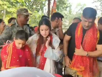 குடும்பத்தினருடன் தோனி குடும்பத்தினருடன் தோனி