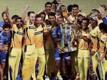சென்னை அணி சாம்பியன் பட்டம் வென்றபோது.. சென்னை அணி சாம்பியன் பட்டம் வென்றபோது..