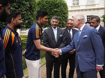 இந்திய வீரர்களை சந்தித்த சார்லஸ் இந்திய வீரர்களை சந்தித்த சார்லஸ்