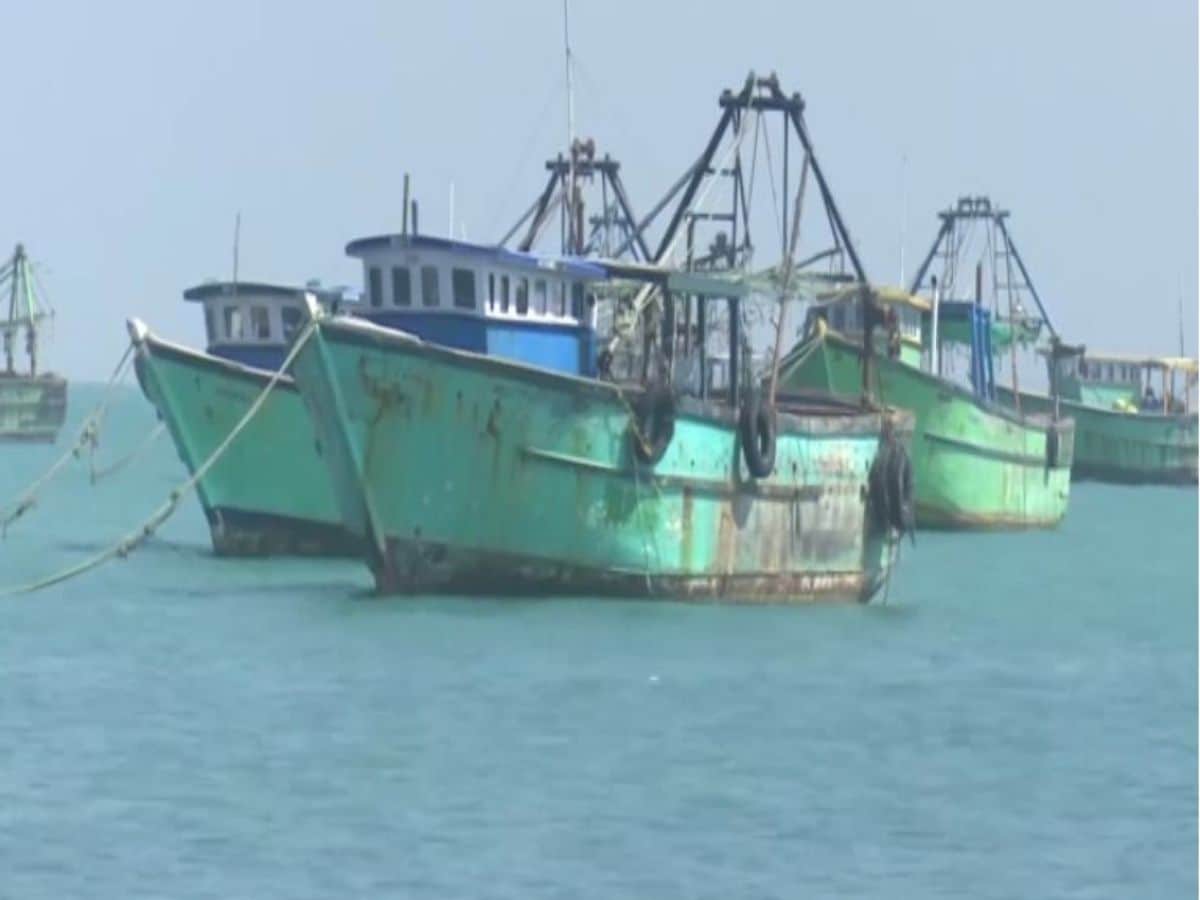 தென்தமிழக கடலோரப் பகுதிகள், மன்னார் வளைகுடா மற்றும் குமரிக்கடல் பகுதிகள், அந்தமான் கடல் பகுதிகள், தென்கிழக்கு மற்றும் அதனை ஒட்டிய தென்மேற்கு வங்கக்கடல் பகுதிகள் மற்றும் கேரள கடலோரப்பகுதிகள் மற்றும் லட்சத்தீவு பகுதிகளில் சூறாவளிக்காற்று மணிக்கு 35 முதல் 45 கிலோ மீட்டர் வேகத்திலும் இடையிடையே 55 கிலோ மீட்டர் வேகத்திலும் வீசக்கூடும்.  ஆகையால், மீனவர்கள் இன்று இந்த பகுதிகளுக்கு செல்ல வேண்டாம் என்று வானிலை மையம் அறிவுறுத்தியுள்ளது.