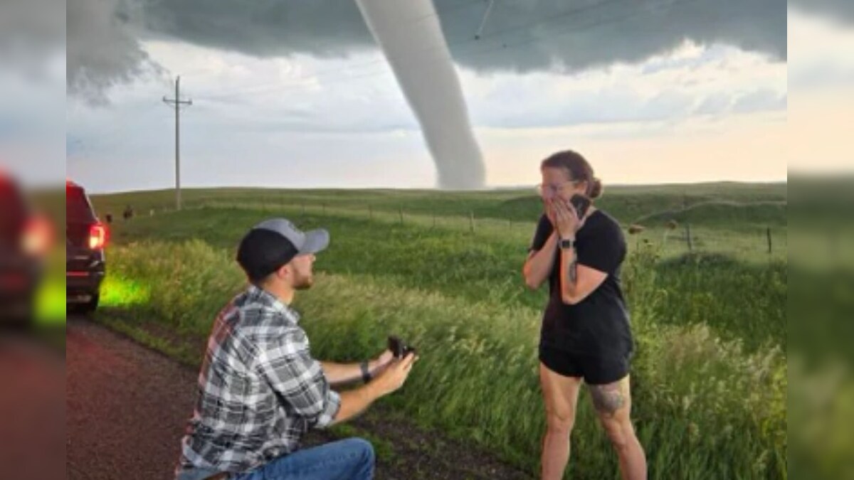 காதலிக்கு மறக்க முடியாத தருணத்தை உருவாக்கிய காதலன்.. புயலுக்கு நடுவே ப்ரப்போஸ்.. வீடியோ வைரல்!  - News18 தமிழ்