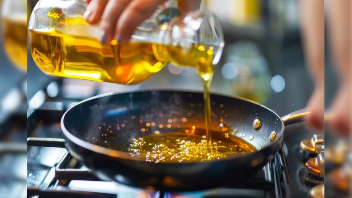 சமையலில் எண்ணெயின் பயன்பாட்டை குறைக்க வேண்டுமா..? இதோ உங்களுக்காக 7 டிப்ஸ்!