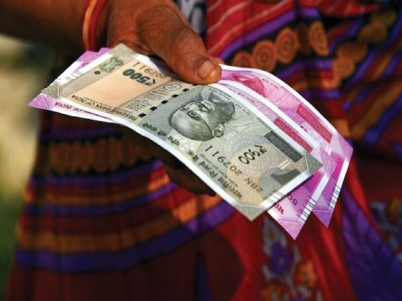  ரிசர்வ் வங்கியின் சமீபத்திய அறிக்கையின்படி, நாட்டில் புழக்கத்தில் உள்ள 98.31% நோட்டுகள் ஏற்கனவே வங்கிகளுக்குத் திரும்பி வந்துவிட்டன. இருப்பினும், சுமார் ரூ.6,017 கோடி மதிப்புள்ள 2000 ரூபாய் நோட்டுகள், இன்னும் மக்களிடம் உள்ளது என்று கூறப்பட்டுள்ளது. இந்த நிலையில், உங்கள் வீட்டில் ரூ.2,000 நோட்டுகள் இருந்தால், அதை நீங்கள் என்ன செய்ய வேண்டும்? எங்கே மாற்றுவது? என்பது பற்றியான முழுமையான தகவலை இந்த பதிவில் பார்க்கலாம்.