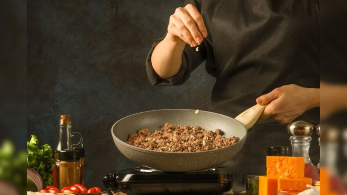 30 நிமிடத்திற்கு ரூ.18,000... தன்னைவிட தனது சமையல்காரர் அதிகம் சம்பாதிக்கிறார் என கூறும் பெண்... | ட்ரெண்டிங் - News18 தமிழ்