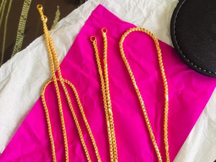  மலிவான விலை தங்கம் கிடைக்கும் நாடுகள்... அதன்படி, தங்கத்தின் விலை என்பது வெவ்வேறு நாடுகளில் வெவ்வேறு காரணிகளைப் பொறுத்து மாறுபடுகிறது. ஃபோர்ப்ஸ் வணிக இணையதளத்தின்படி, குவைத், மலேசியா, ஓமன், பஹ்ரைன், கத்தார், சவுதி அரேபியா, சிங்கப்பூர், துபாய், அமெரிக்கா மற்றும் பெரு ஆகிய நாடுகளில் தங்கம் மலிவாகக் கிடைக்கிறது.