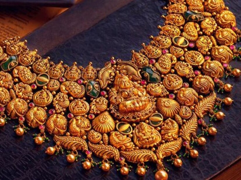  இந்த நிலையில் இன்று செப்டம்பர் 1ஆம் தேதி, 22 காரட் தங்கம் விலை கிராமுக்கு ரூ.85 உயர்ந்து ஒரு கிராம் தங்கம் ரூ.9,705க்கும், சவரனுக்கு ரூ.680 உயர்ந்து ஒரு சவரன் தங்கம் ரூ.77,640க்கும் விற்பனை செய்யப்படுகிறது.