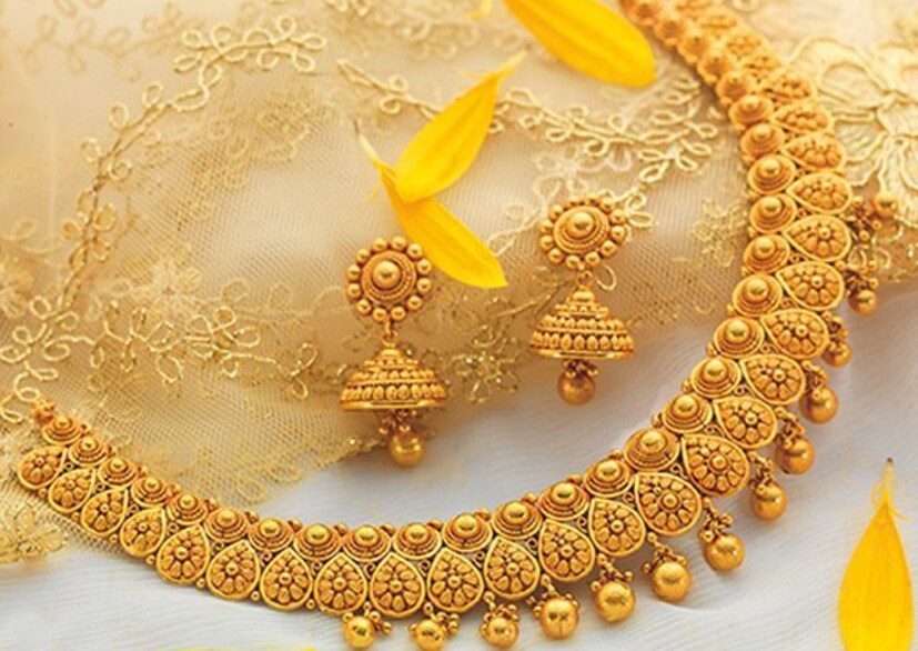 அதன்படி, இன்று ஆகஸ்ட் 12ஆம் தேதி 22 காரட் தங்கம் கிராமுக்கு ரூ.80 குறைந்து, ஒரு கிராம் தங்கம் ரூ.9,295க்கும், சவரனுக்கு ரூ.640 குறைந்து, ஒரு சவரன் தங்கம் ரூ.74,360க்கும் விற்பனை செய்யப்படுகிறது. அதன்படி, இன்று ஆகஸ்ட் 12ஆம் தேதி 22 காரட் தங்கம் கிராமுக்கு ரூ.80 குறைந்து, ஒரு கிராம் தங்கம் ரூ.9,295க்கும், சவரனுக்கு ரூ.640 குறைந்து, ஒரு சவரன் தங்கம் ரூ.74,360க்கும் விற்பனை செய்யப்படுகிறது.