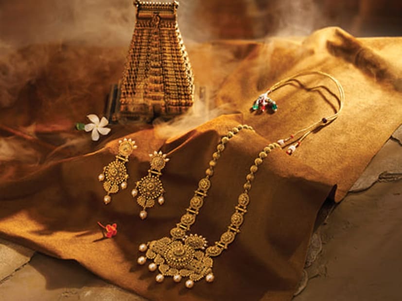 அதே போல, 18 காரட் தங்கம் விலையும் கிராமுக்கு ரூ.125 குறைந்து ஒரு கிராம் ரூ.9,450க்கும், சவரனுக்கு ரூ. 1,000 குறைந்து ஒரு சவரன் ரூ.75,600க்கும் விற்பனை செய்யப்படுகிறது. அதே போல, 18 காரட் தங்கம் விலையும் கிராமுக்கு ரூ.125 குறைந்து ஒரு கிராம் ரூ.9,450க்கும், சவரனுக்கு ரூ. 1,000 குறைந்து ஒரு சவரன் ரூ.75,600க்கும் விற்பனை செய்யப்படுகிறது.