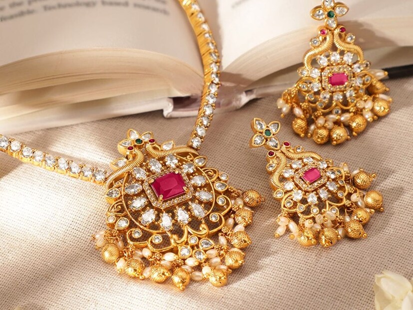 நேற்று முன் தினம் தங்கம் விலை அதிரடியாக குறைந்த நிலையில், நேற்றும் அதே விலையே நீடித்தது. அதன் படி ஒரு கிராம் ரூ.12,020க்கும், ஒரு சவரன் ரூ.96,160க்கும் விற்பனை செய்யப்பட்டது. நேற்று முன் தினம் தங்கம் விலை அதிரடியாக குறைந்த நிலையில், நேற்றும் அதே விலையே நீடித்தது. அதன் படி ஒரு கிராம் ரூ.12,020க்கும், ஒரு சவரன் ரூ.96,160க்கும் விற்பனை செய்யப்பட்டது.