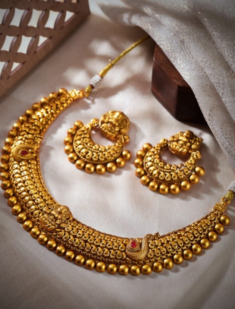 அதன்படி, இன்று ஆகஸ்ட் 19ஆம் தேதி 22 காரட் தங்கம் விலை கிராமுக்கு ரூ.55 குறைந்து ஒரு கிராம் தங்கம் ரூ.9,180க்கும், சவரனுக்கு ரூ.440 குறைந்து ஒரு சவரன் தங்கம் ரூ.73,440க்கும் விற்பனை செய்யப்படுகிறது. அதன்படி, இன்று ஆகஸ்ட் 19ஆம் தேதி 22 காரட் தங்கம் விலை கிராமுக்கு ரூ.55 குறைந்து ஒரு கிராம் தங்கம் ரூ.9,180க்கும், சவரனுக்கு ரூ.440 குறைந்து ஒரு சவரன் தங்கம் ரூ.73,440க்கும் விற்பனை செய்யப்படுகிறது.