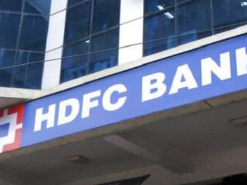 வங்கிகளின் ஆபத்து மற்றும் அளவைப் பொறுத்து இந்திய ரிசர்வ் வங்கி அவற்றை இந்த பட்டியலில் பிரிக்கிறது. எஸ்பிஐ - பக்கெட் 4: கூடுதல் 0.80% CET1 மூலதனம். எச்டிஎஃப்சி வங்கி - பக்கெட் 2: கூடுதல் 0.40% CET1 மூலதனம். ஐசிஐசிஐ வங்கி - பக்கெட் 1: கூடுதல் 0.20% CET1 மூலதனம். இந்த கூடுதல் பாதுகாப்பு மூலதன விதிமுறைகள் ஏப்ரல் 1, 2027 முதல் நடைமுறைக்கு வரும். வங்கிகளின் ஆபத்து மற்றும் அளவைப் பொறுத்து இந்திய ரிசர்வ் வங்கி அவற்றை இந்த பட்டியலில் பிரிக்கிறது. எஸ்பிஐ - பக்கெட் 4: கூடுதல் 0.80% CET1 மூலதனம். எச்டிஎஃப்சி வங்கி - பக்கெட் 2: கூடுதல் 0.40% CET1 மூலதனம். ஐசிஐசிஐ வங்கி - பக்கெட் 1: கூடுதல் 0.20% CET1 மூலதனம். இந்த கூடுதல் பாதுகாப்பு மூலதன விதிமுறைகள் ஏப்ரல் 1, 2027 முதல் நடைமுறைக்கு வரும்.