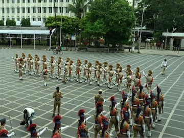 அணிவகுப்பு பயிற்சியில் மும்பை போலீசார் அணிவகுப்பு பயிற்சியில் மும்பை போலீசார்