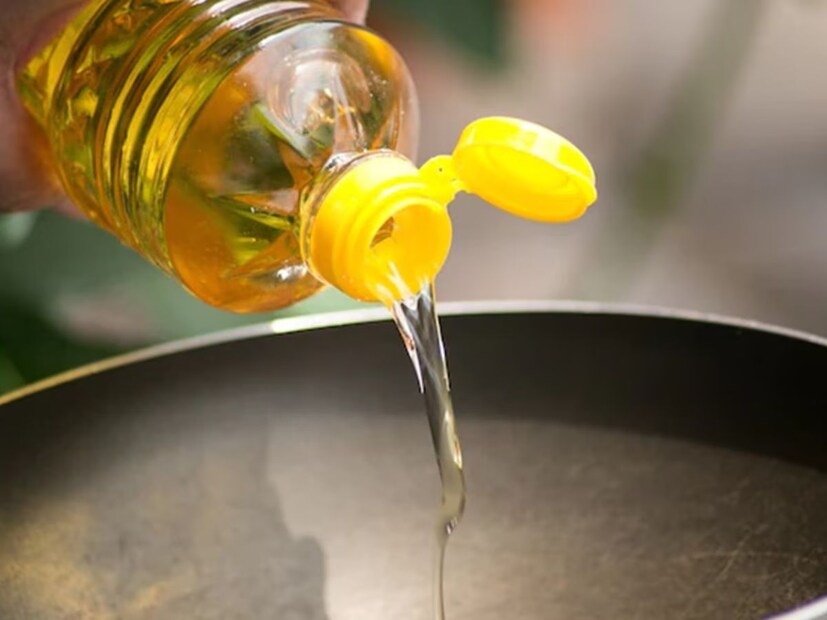 அதிகரித்த பாமாயில் இறக்குமதி உள்நாட்டு சமையல் எண்ணெய் விலைகளை நிலைப்படுத்த அல்லது குறைக்க உதவும். பாமாயில் சோயாபீன் எண்ணெயை விட $100 மலிவானது. சூரியகாந்தி எண்ணெயை விட இது $200 மலிவானது. மலிவான பாமாயிலின் அதிக கிடைக்கும் தன்மை நுகர்வோருக்கு உள்நாட்டு சமையல் எண்ணெய் விலையை கட்டுக்குள் வைத்திருக்கும்.