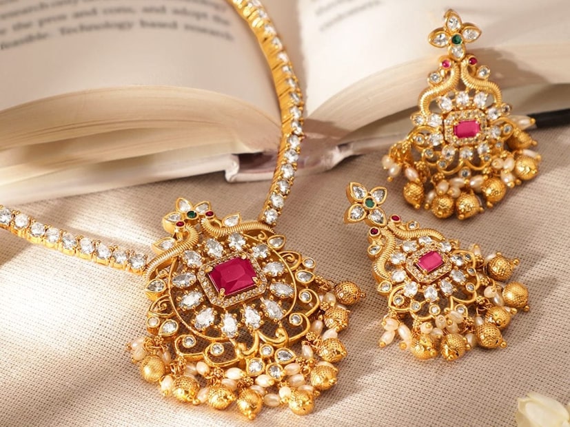 அந்த வகையில் நேற்று ஆகஸ்ட் 13ஆம் தேதி 22 காரட் தங்கம் கிராமுக்கு ரூ.5 குறைந்து, ஒரு கிராம் தங்கம் ரூ.9,290க்கும், சவரனுக்கு ரூ.40 குறைந்து, ஒரு சவரன் தங்கம் ரூ.74,320க்கும் விற்பனை செய்யப்பட்டது. அந்த வகையில் நேற்று ஆகஸ்ட் 13ஆம் தேதி 22 காரட் தங்கம் கிராமுக்கு ரூ.5 குறைந்து, ஒரு கிராம் தங்கம் ரூ.9,290க்கும், சவரனுக்கு ரூ.40 குறைந்து, ஒரு சவரன் தங்கம் ரூ.74,320க்கும் விற்பனை செய்யப்பட்டது.