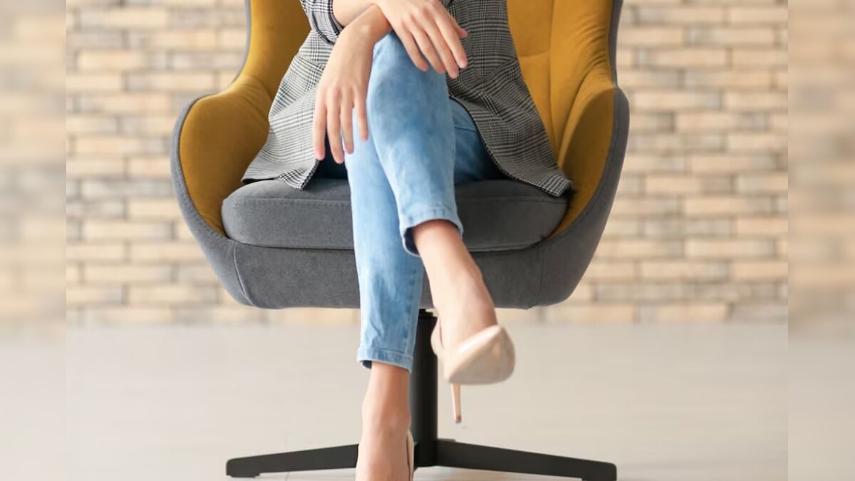 பெண்கள் கால் மீது கால் போட்டு உட்கார்ந்தால் என்ன அர்த்தம் தெரியுமா? உட்காரும் ஸ்டைலே ஆளுமை சொல்லும் | ஆன்மிகம் - News18 தமிழ்