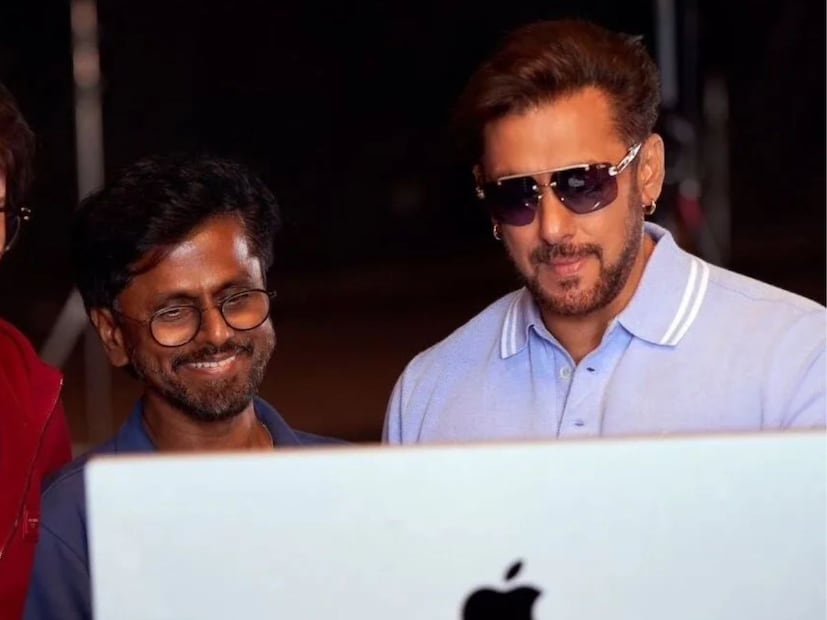ஏ.ஆர்.முருகதாஸ் இயக்கத்தில் கடந்த 2020-ம் ஆண்டு வெளியானது ‘தர்பார்’. ரஜினி நடித்த இந்தப் படம் பெரிய அளவில் வெற்றி பெறவில்லை. இந்தப் படத்துக்குப் பின் 4 ஆண்டுகள் கழித்து முருகதாஸ் இயக்கத்தில் வெளியானது இந்திப் படமான ‘சிக்கந்தர்’. சல்மான் கான் நாயகனாக நடித்துள்ள இந்தப் படத்தில் ராஷ்மிகா நாயகியாக நடித்தார். படத்துக்கு சந்தோஷ் நாராயணன் இசையமைத்தார். ஏ.ஆர்.முருகதாஸ் இயக்கத்தில் கடந்த 2020-ம் ஆண்டு வெளியானது ‘தர்பார்’. ரஜினி நடித்த இந்தப் படம் பெரிய அளவில் வெற்றி பெறவில்லை. இந்தப் படத்துக்குப் பின் 4 ஆண்டுகள் கழித்து முருகதாஸ் இயக்கத்தில் வெளியானது இந்திப் படமான ‘சிக்கந்தர்’. சல்மான் கான் நாயகனாக நடித்துள்ள இந்தப் படத்தில் ராஷ்மிகா நாயகியாக நடித்தார். படத்துக்கு சந்தோஷ் நாராயணன் இசையமைத்தார்.