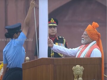 டெல்லி செங்கோட்டையில் தேசியக் கொடி ஏற்றினார் பிரதமர் மோடி